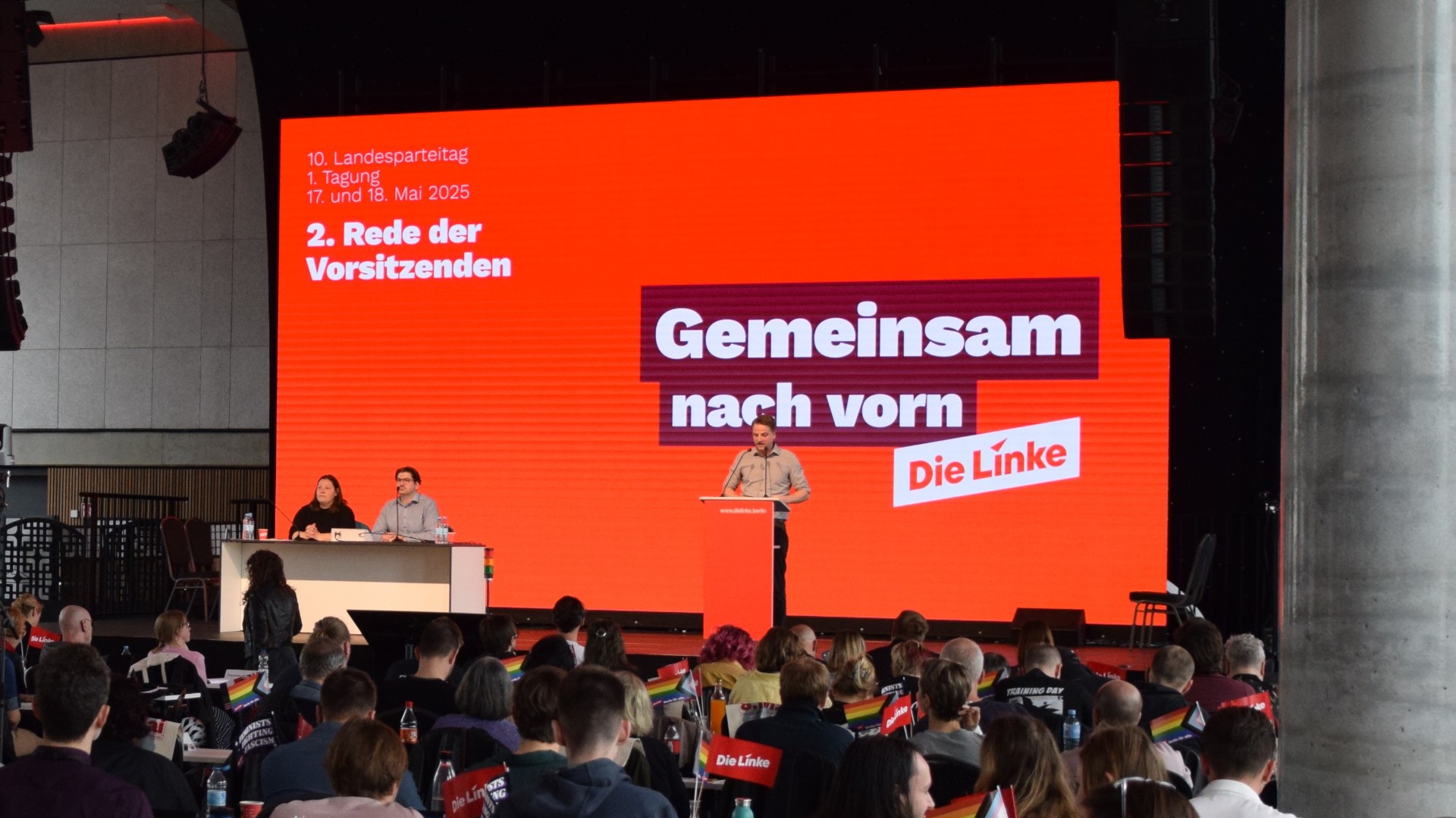 Delegierte vor der Bühne mit dem Schriftzug „Gemeinsam nach vorn – Die Linke“ beim Landesparteitag der Berliner Linken